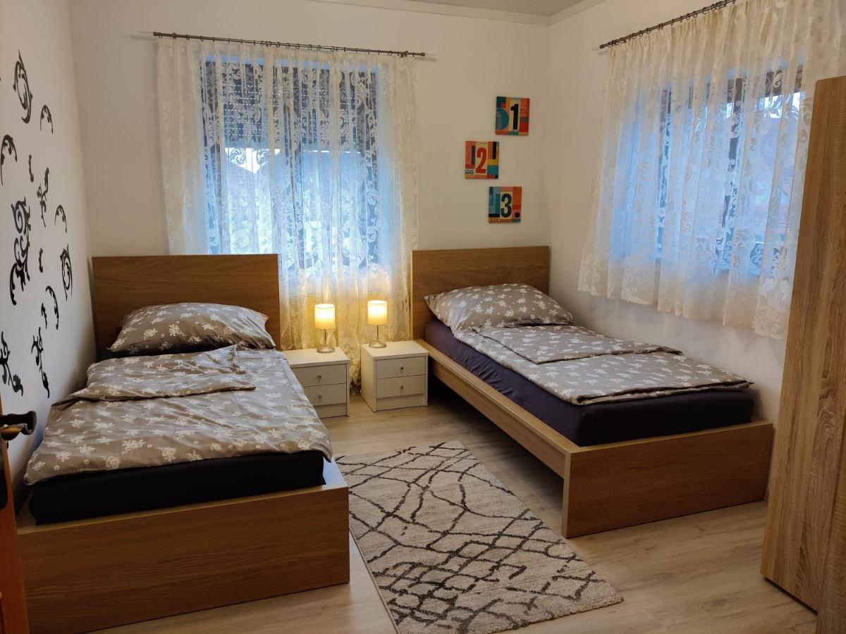 Deutsch-Wagram Holiday Home In Quiet Beautiful Area With Two Separate, Modern, Furnished Apartments מראה חיצוני תמונה