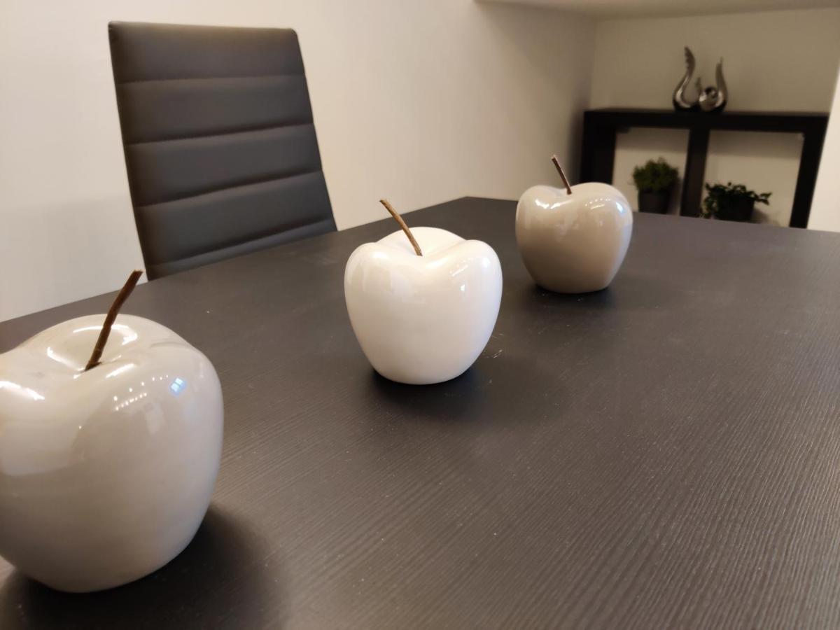Deutsch-Wagram Holiday Home In Quiet Beautiful Area With Two Separate, Modern, Furnished Apartments מראה חיצוני תמונה