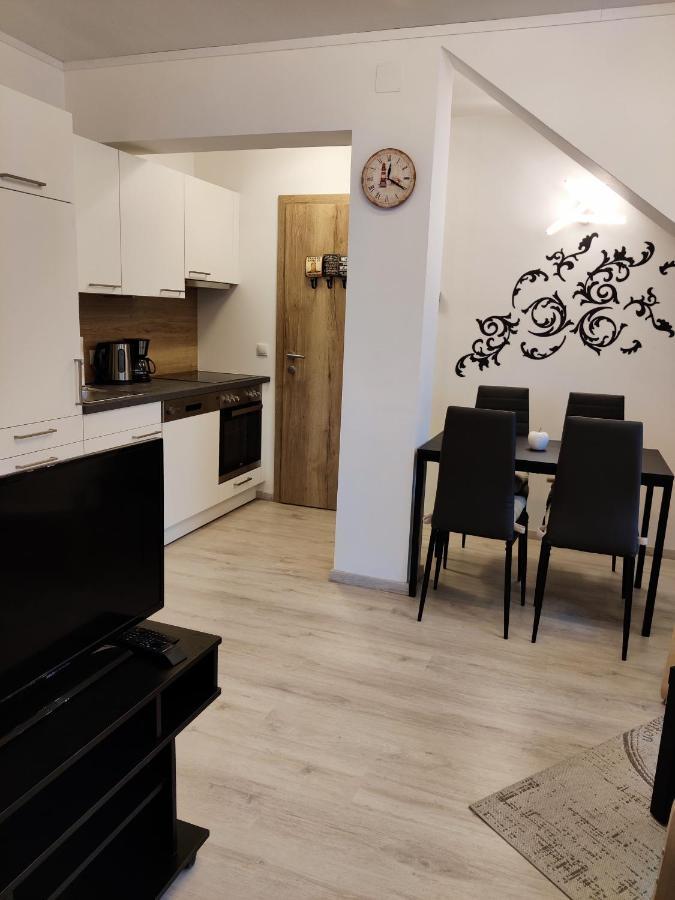 Deutsch-Wagram Holiday Home In Quiet Beautiful Area With Two Separate, Modern, Furnished Apartments מראה חיצוני תמונה