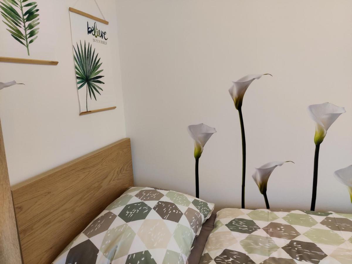 Deutsch-Wagram Holiday Home In Quiet Beautiful Area With Two Separate, Modern, Furnished Apartments מראה חיצוני תמונה
